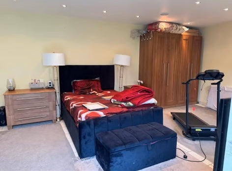 Spacious Double Room with Private Kitchen – TW14 Main Photo