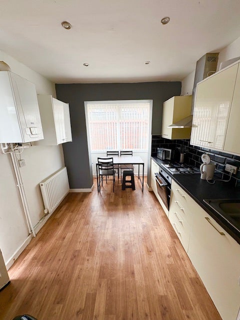 5 Bed Avail Nr Salford Uni Main Photo