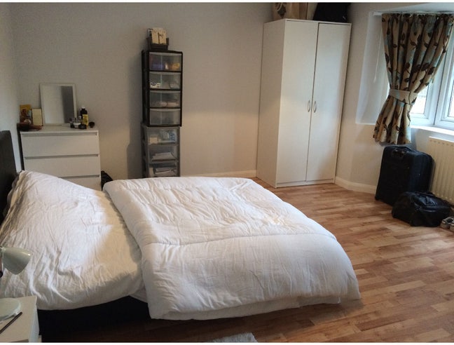 Very Large double room, 5 mins from station  Main Photo