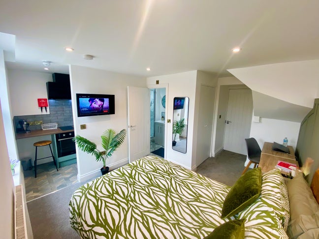 Brand New Studio room with kitchenette and ensuite Main Photo