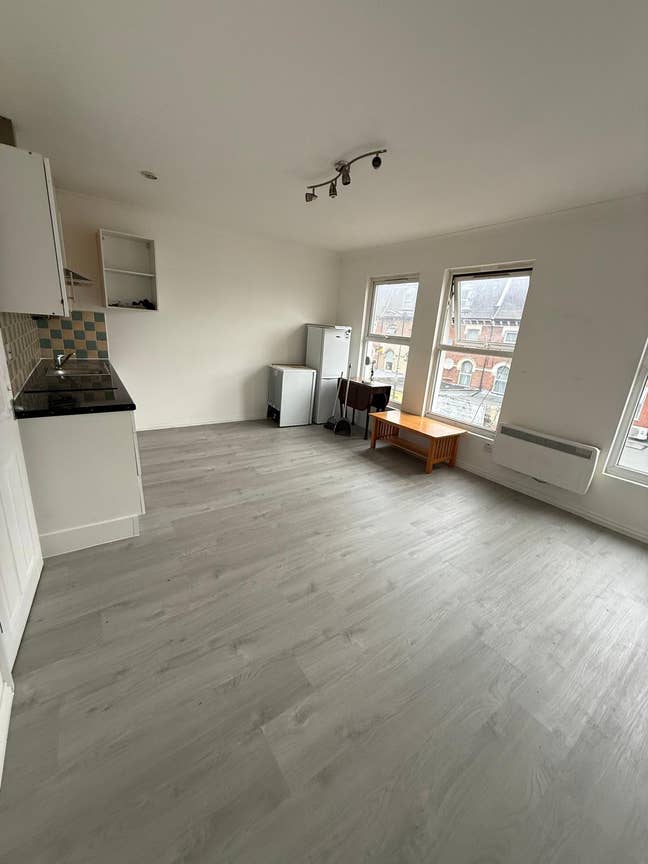 Newly Refurbished 1-Bed Flat in Turnpike  – Great  Main Photo
