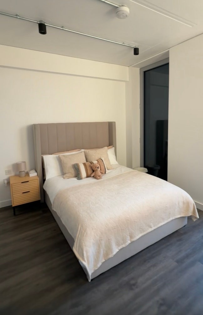 Double Ensuite Room by Elizabeth Line  Main Photo