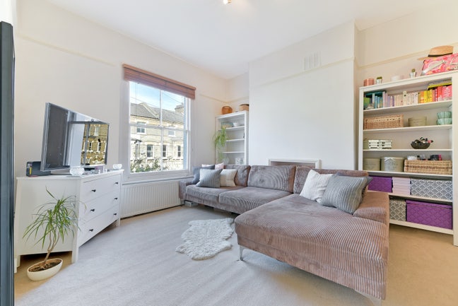 2 Bed, Cologne Road SW11 Main Photo