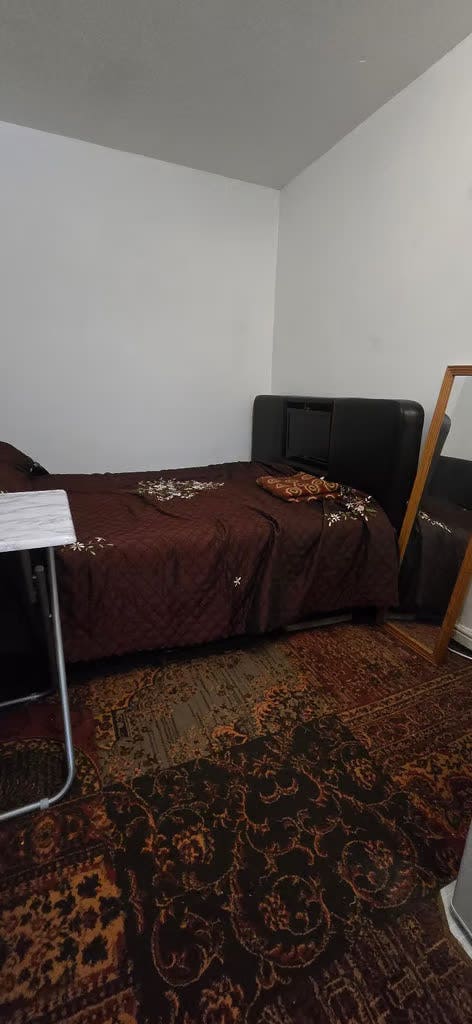 1 Bed Flat with Ensuite & Kitchen – IG6 Main Photo