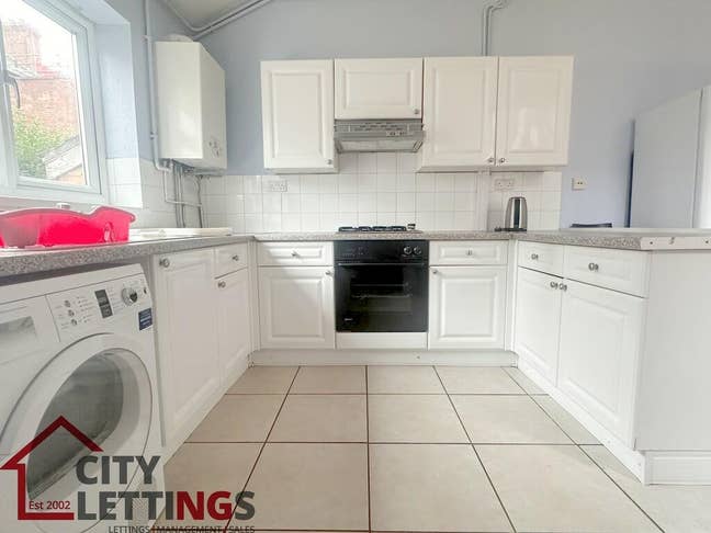 Extra Large Room, Ideal Ntu/Uon, 10 Mins City     Main Photo