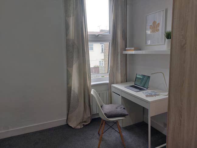 Spacious Double Room Near Town & Park Main Photo