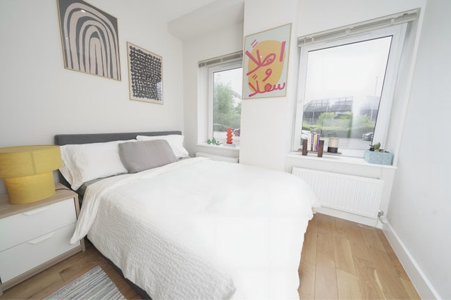 Double Room *Refurbished 2Bed Flat w/ Living & Gym Main Photo