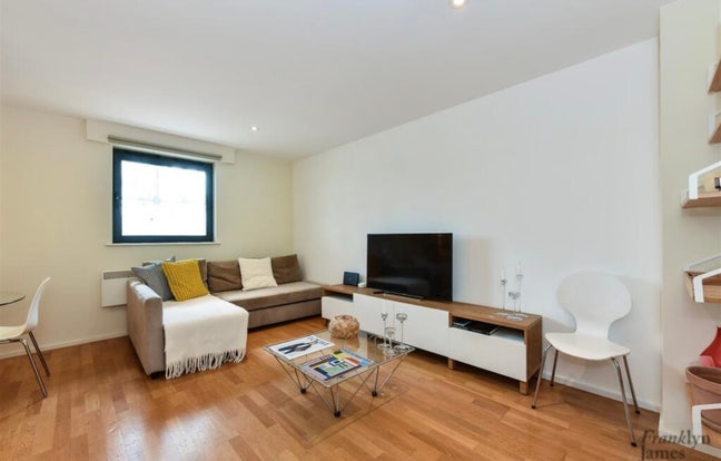2-Bed Apartment with Lift, Great Location  Main Photo