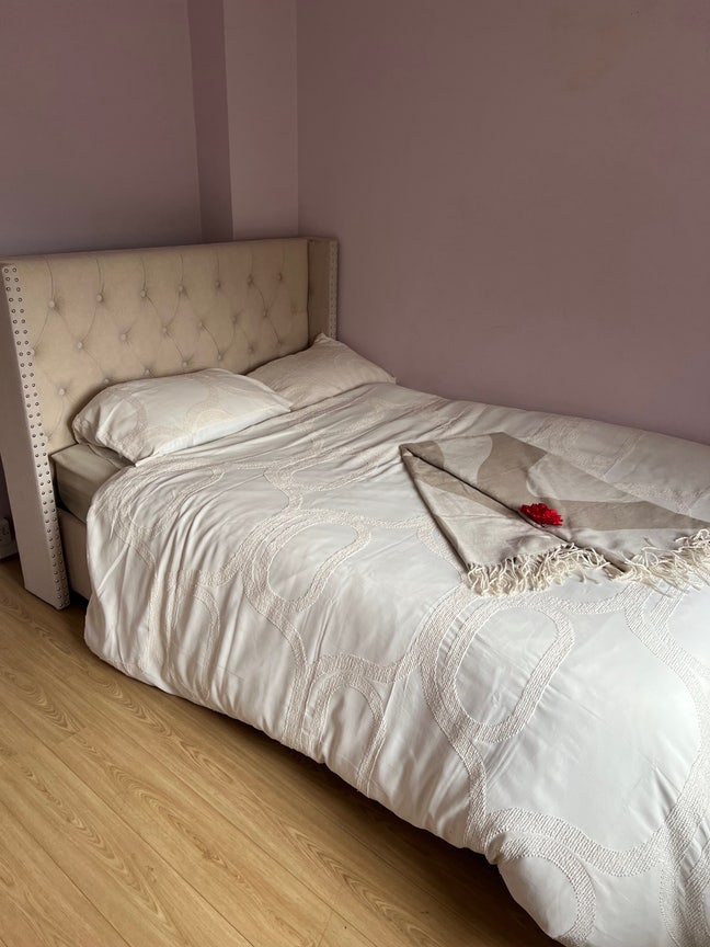 Double Room – 19 mins drive to Canary Wharf  Main Photo