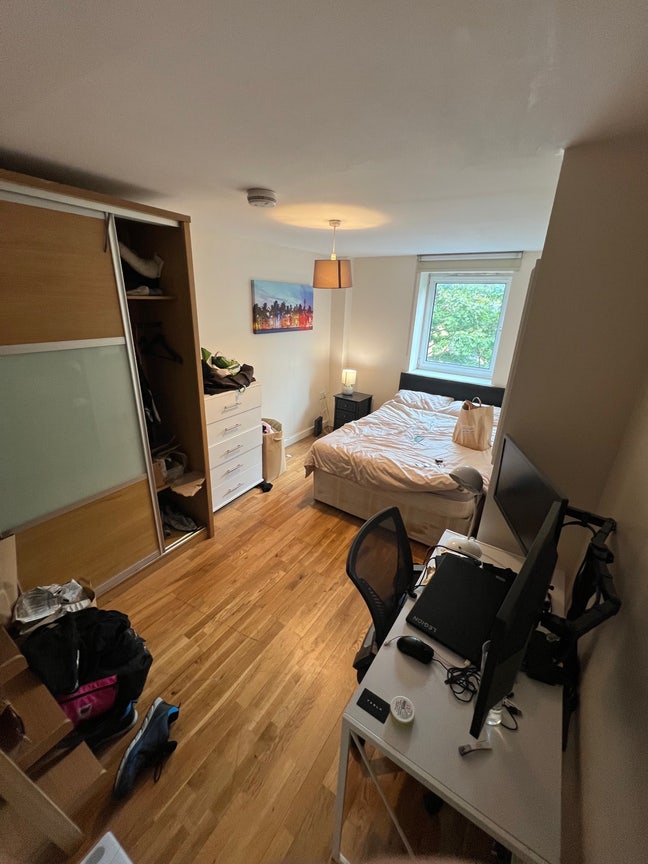 Large Doube Room in Central - All Bills Included Main Photo