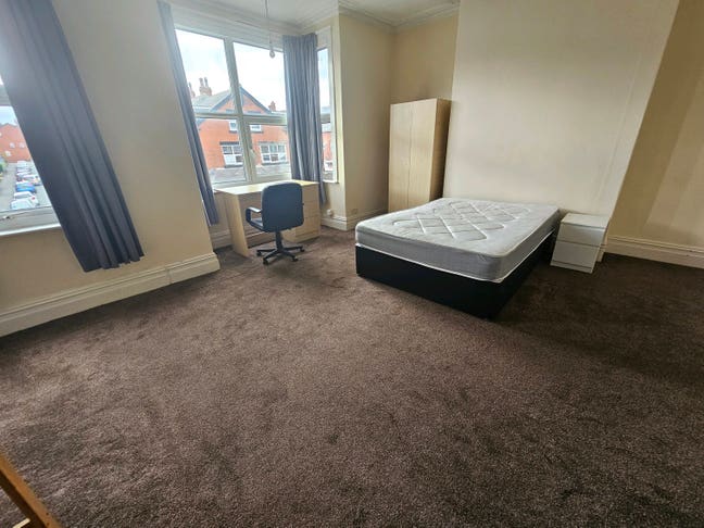 Central Hyde Park, huge bedrooms, close to Uni Main Photo