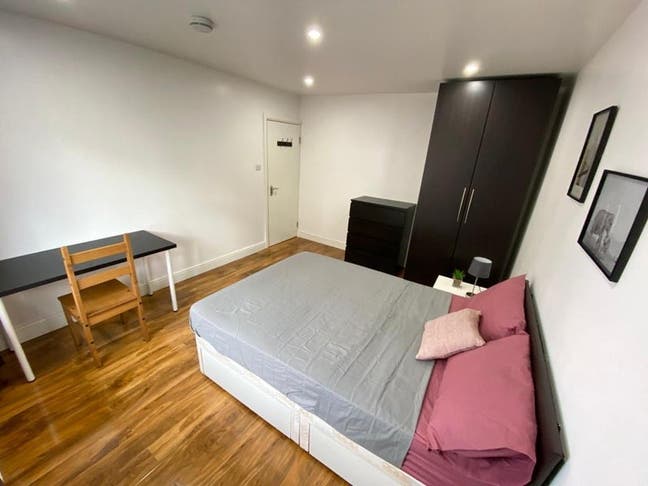  1 Spacious Room 15Min Walk from Canary Wharf  Main Photo