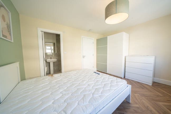  1 Luxury Ensuite Available Now in Deptford Main Photo