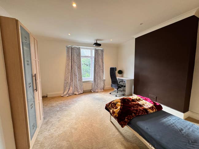 1 Furnished King Bedroom with En-Suite WC/Shower Main Photo