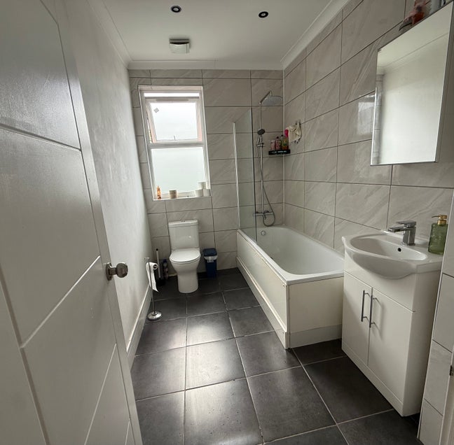 Furnished single bed, wood green. (Bills Included) Main Photo