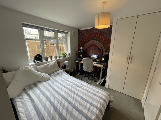 En suite bedroom in Acton Central flat Main Photo