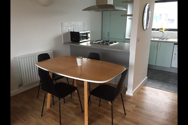 Bright Room in Ideal Location Main Photo