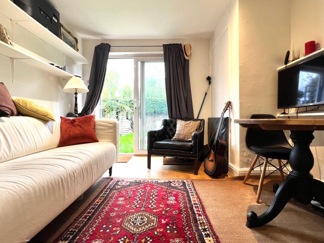 Double room in a bright Ladbroke Grove garden flat Main Photo