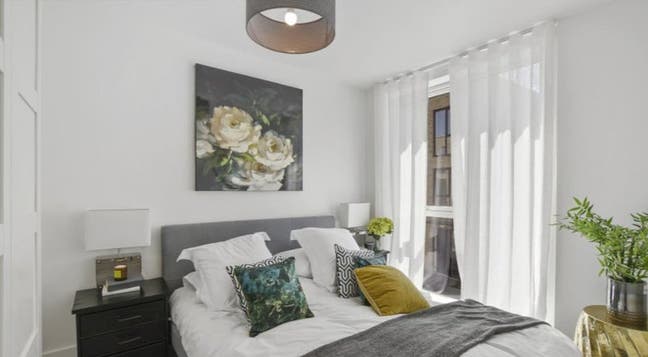 Large Double Bedroom - Close to Tube Station Main Photo