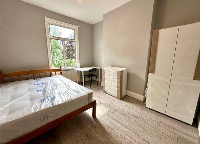 Newly Refurbished House in Wood Green  Main Photo