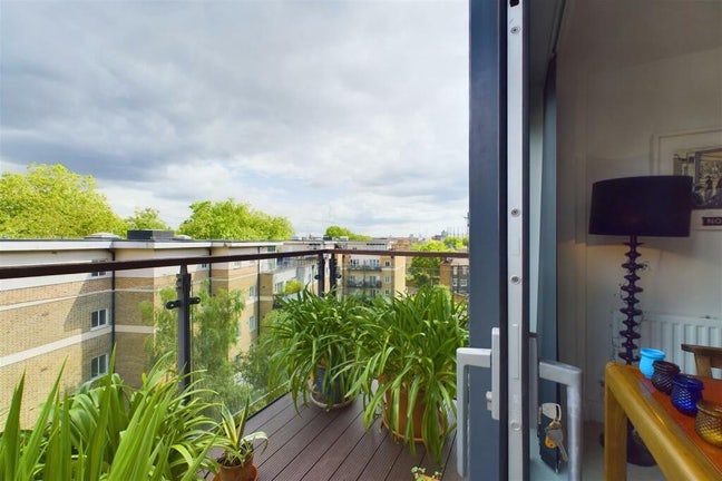 Spacious room available in 2bed flat for Oct 1st Main Photo