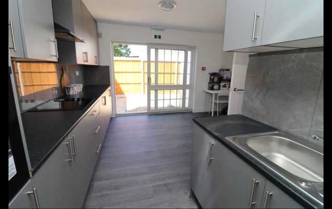 Lovely ensuite Main Photo