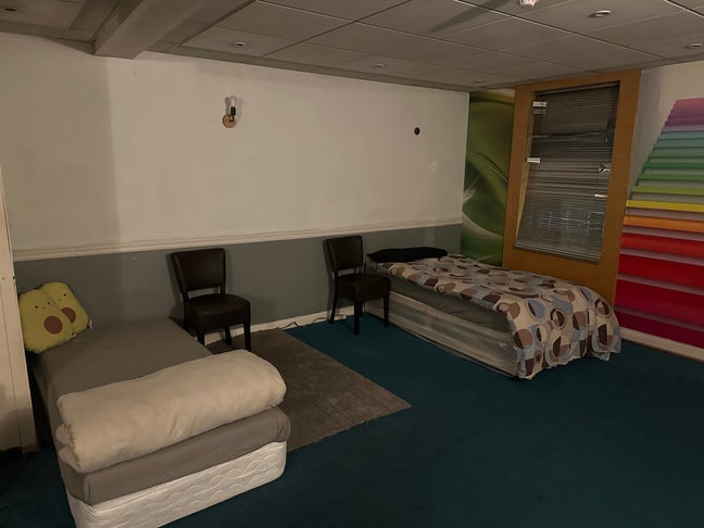 Massive room with single sharing beds. Main Photo