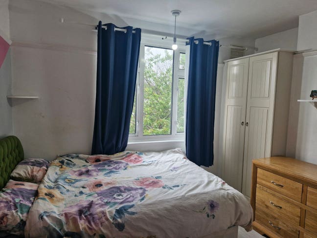 Double room with two inbuilt wardrobes available  Main Photo