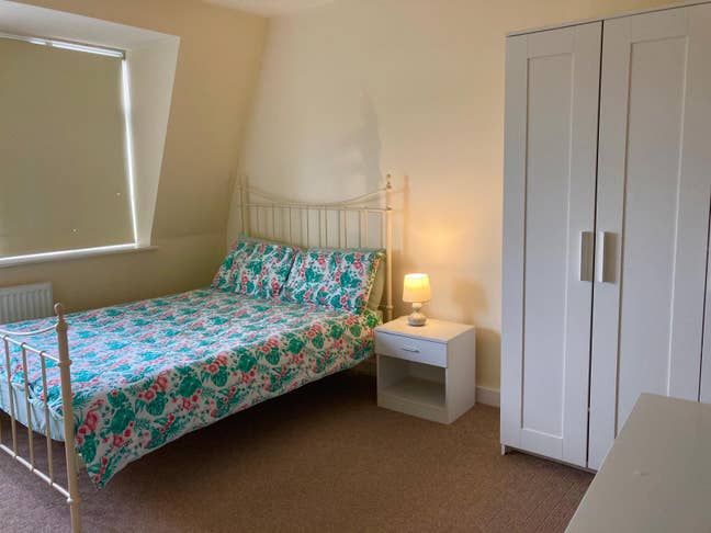 Stunning Ensuite Room - Sparkling Clean! Main Photo