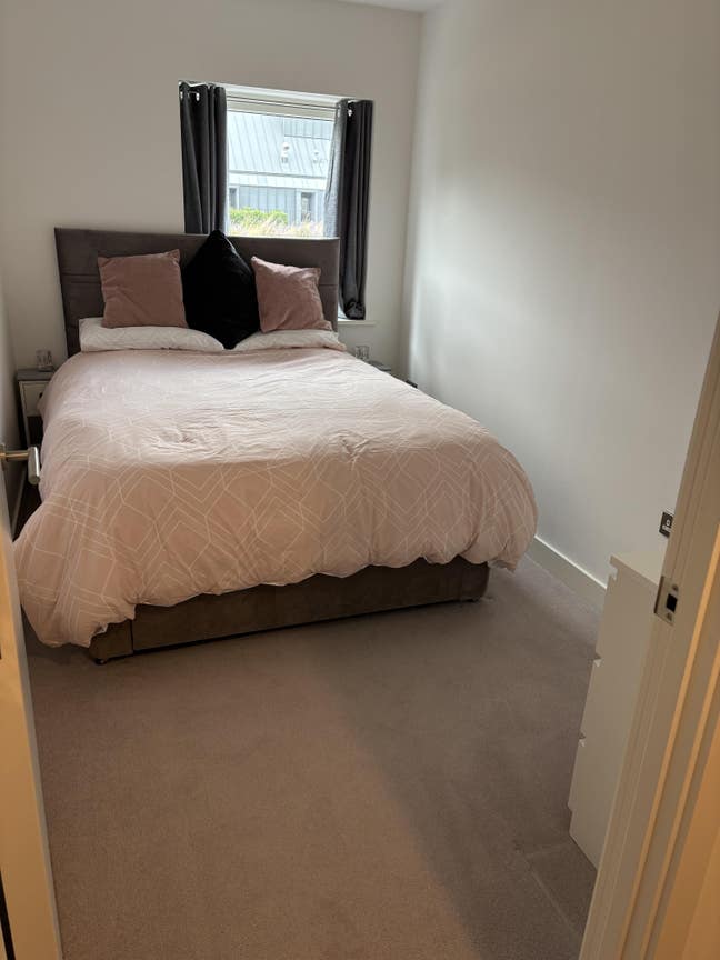 Looking for a lodger for room in my house Main Photo