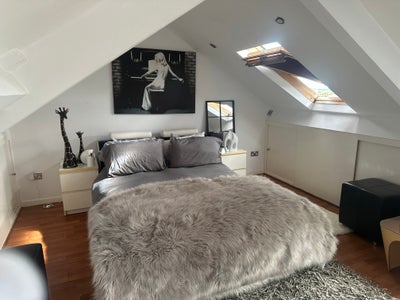 I Large Attic Room  Main Photo