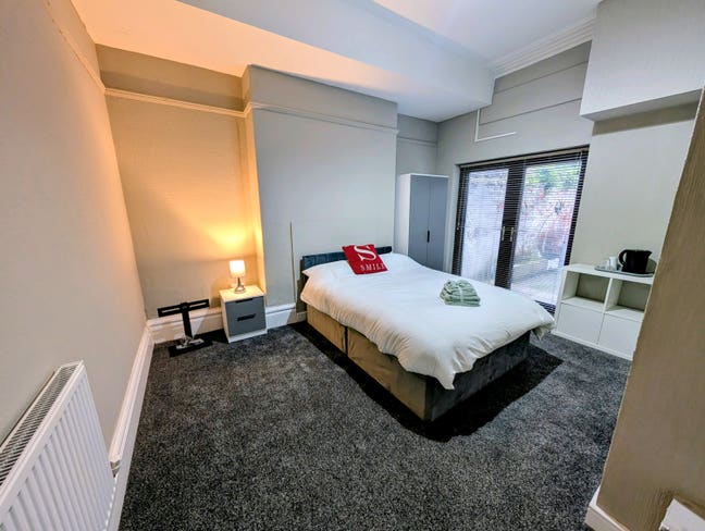 XLarge EnSuite Rooms - Near to FGH -Ideal Location Main Photo