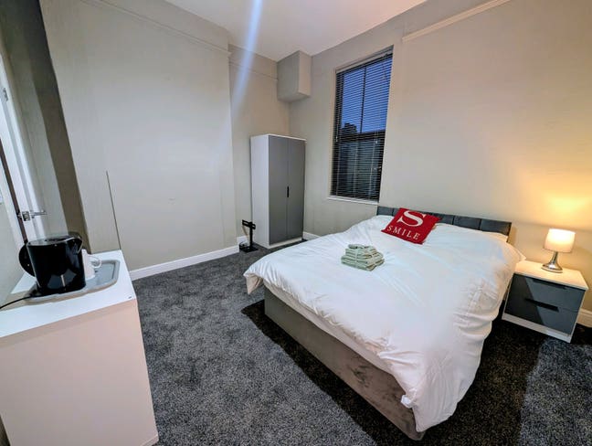 XLarge EnSuite Rooms - Near to FGH -Ideal Location Main Photo