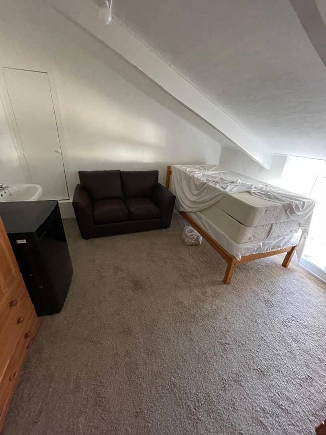 Room available in clean & tidy house Main Photo