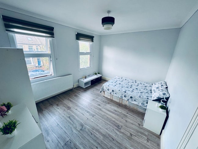2 Rooms Available EN3 Main Photo