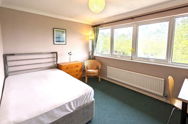 Beautiful Double Room - great access for CMK Main Photo