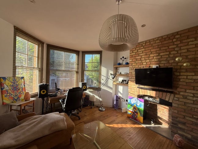 Bright double room in two-person flat in Clapton  Main Photo