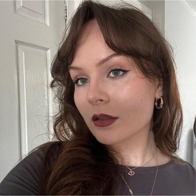 I am a professional female aged 25. I am look... Main Photo