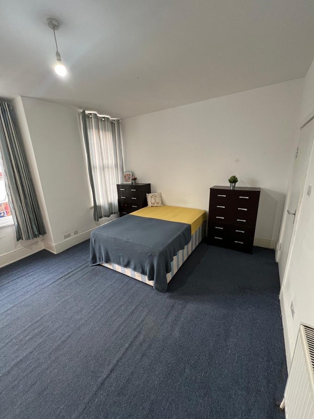 Double Room with Private Bathroom – Cricklewood Main Photo