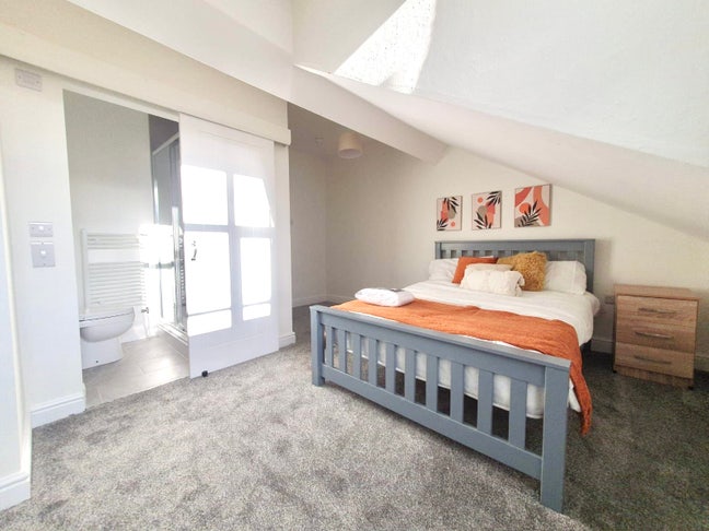 NEW Spacious Ensuite with ALL Bills Incldued! Main Photo