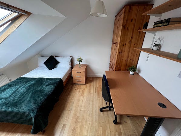 Double room available near coventry city center  Main Photo