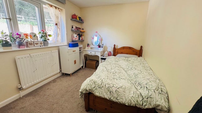 Spacious double bedroom available in Haslemere  Main Photo