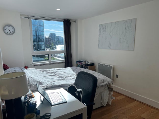 Convenience next to Thames in Zone 1- Lady Student Main Photo