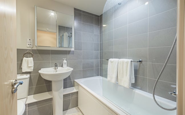 Three bed apartment private parking and concierge Main Photo