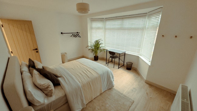 Large Modern En-Suite Room Close to City Centre Main Photo