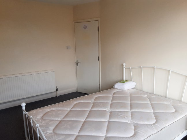 Large single room in clean house nr city centre Main Photo