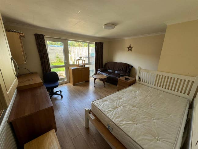 Double room available in quiet shared house  Main Photo
