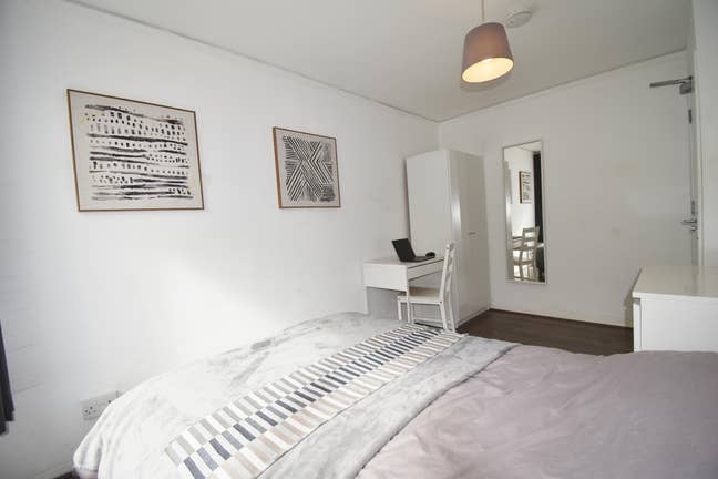 Large Modern Room - East Croydon Stn 15mins walk  Main Photo
