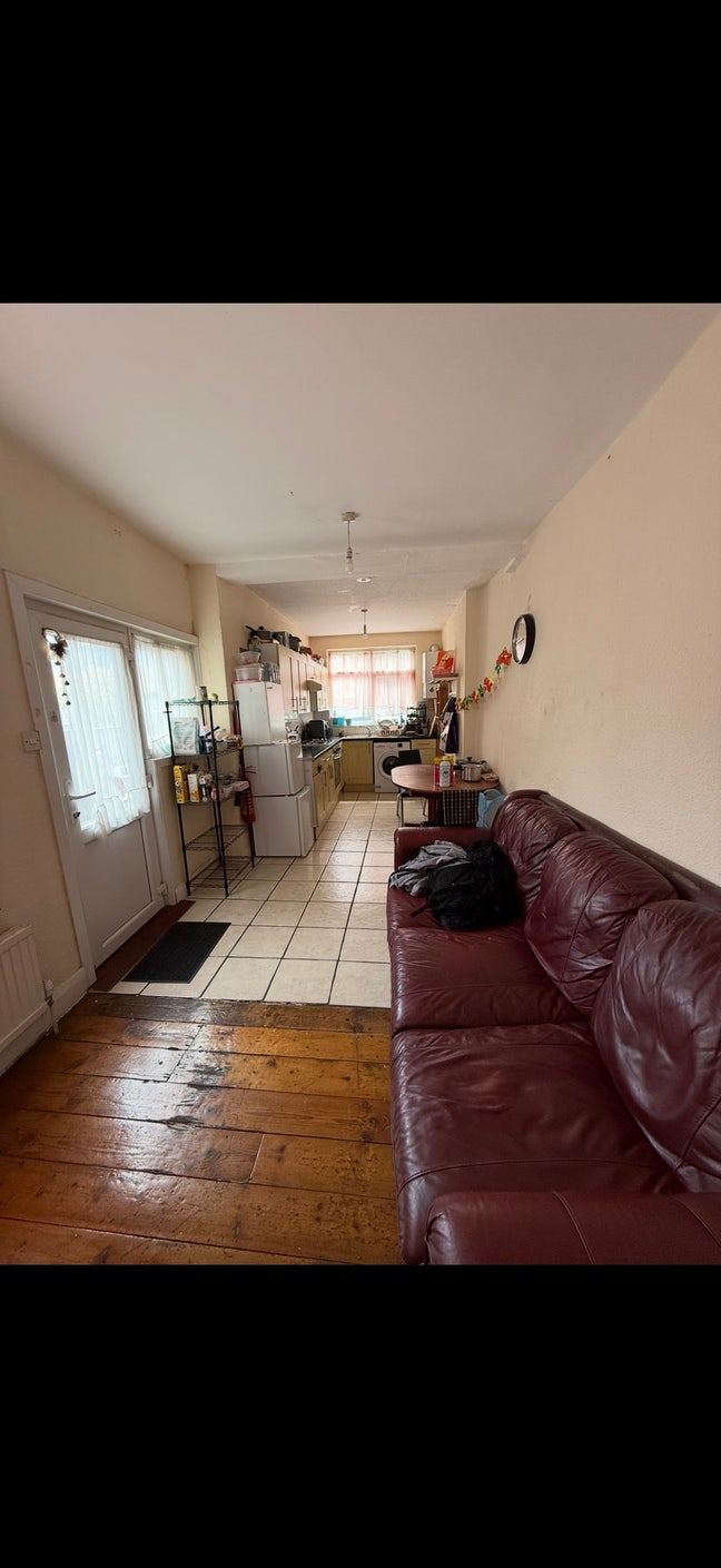  Large Double Room – 2 Bathrooms – 5 Mins to Turnp Main Photo