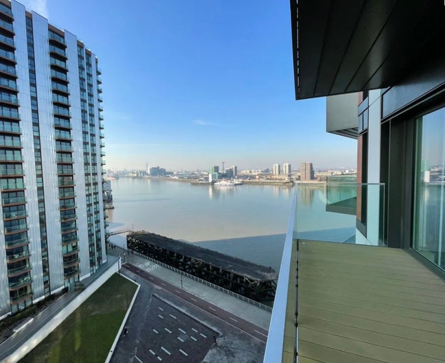 Looking for Roommate for 2 Bed 2 bath Flat  Main Photo
